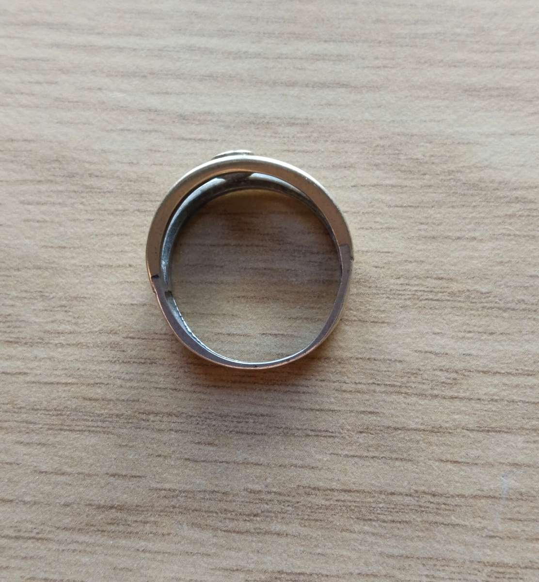 Beautiful 9ct gold and Sterling silver ladies ring. 3.23 grams.