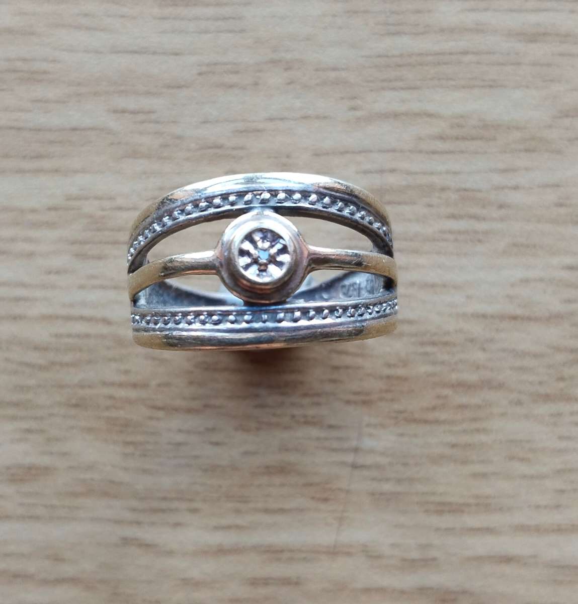 Beautiful 9ct gold and Sterling silver ladies ring. 3.23 grams.