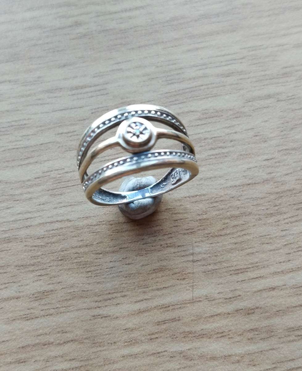 Beautiful 9ct gold and Sterling silver ladies ring. 3.23 grams.