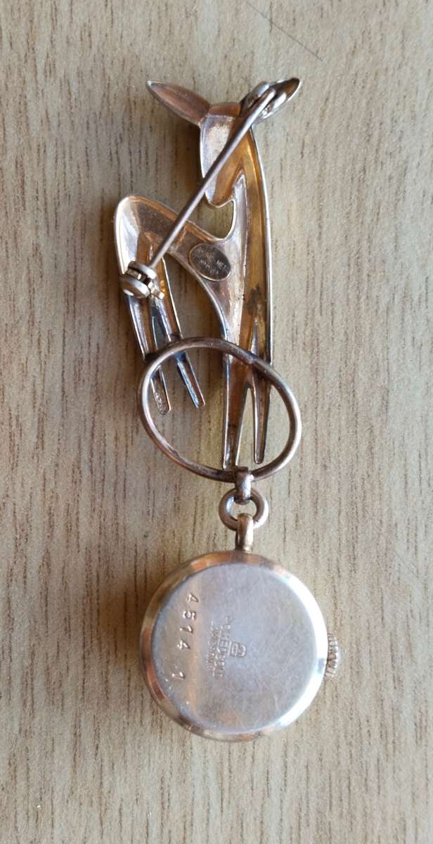 Vintage Avia 17 jeweles 20 micron gold nursing watch.