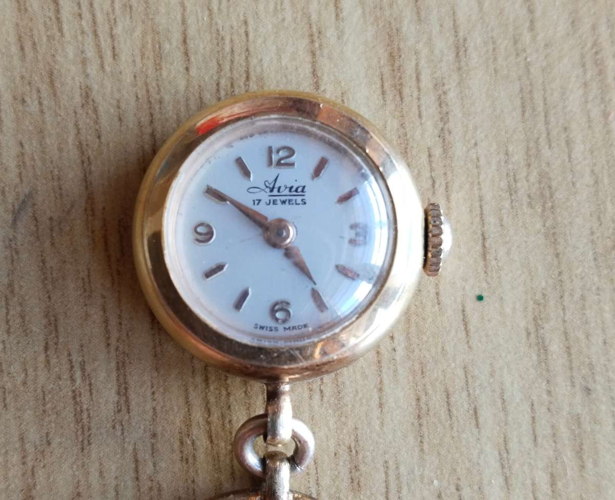 Vintage Avia 17 jeweles 20 micron gold nursing watch.