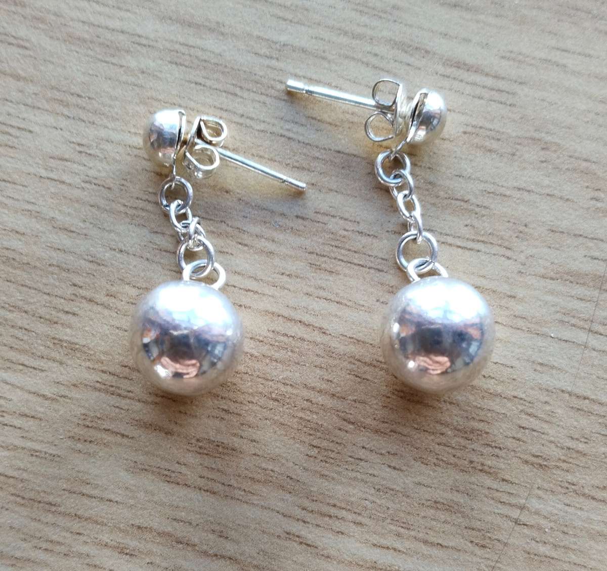 Beautiful Sterling silver ball and chain ladies earrings. 9.56 grams.