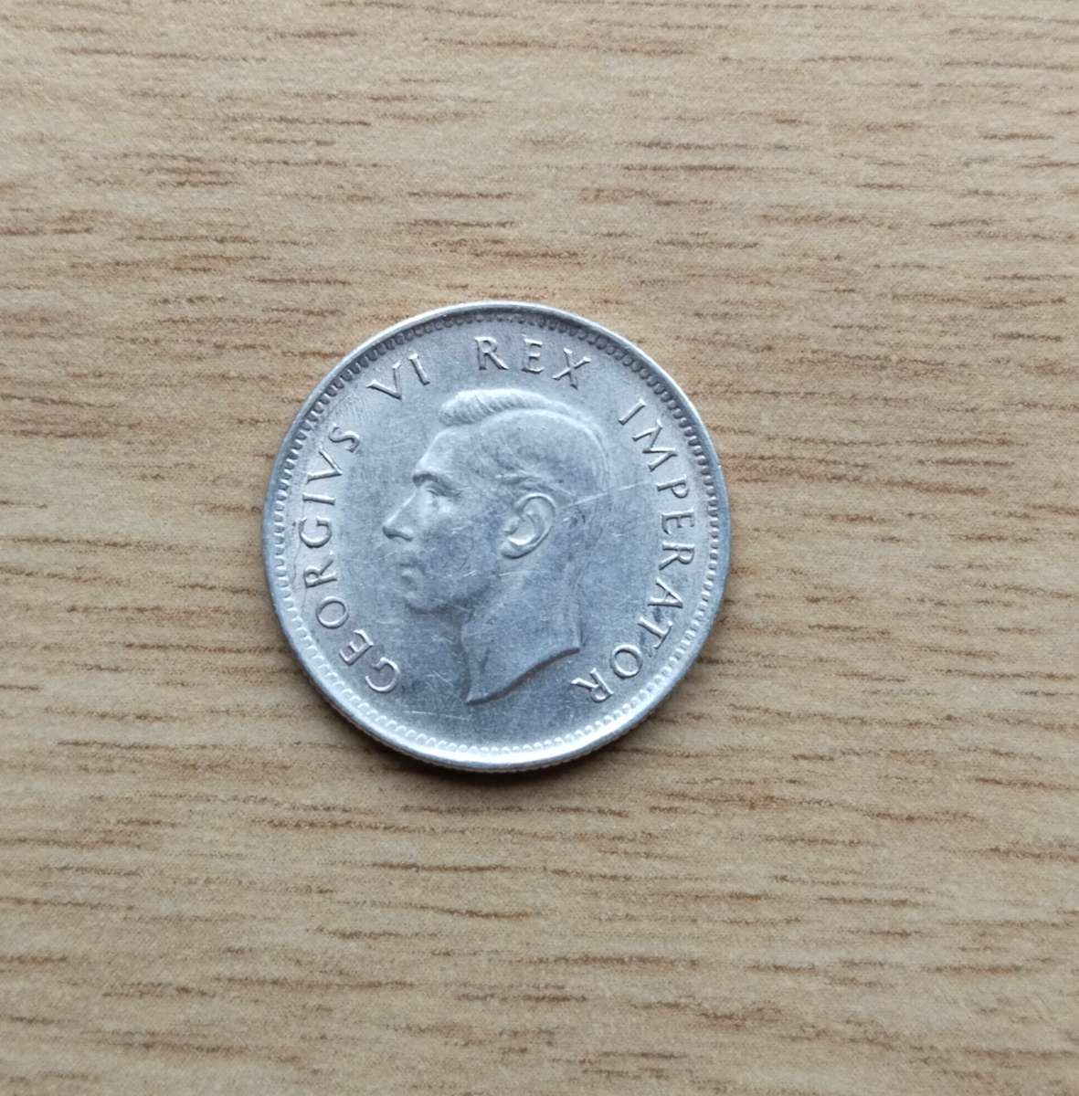 South Africa 1942 Silver Sixpence. Good condition.
