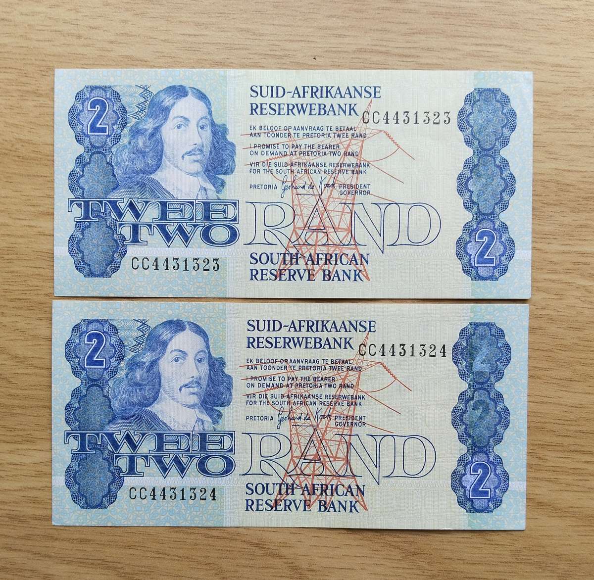 South Africa de Kock 2 consecutive number old R2 Bank Notes.