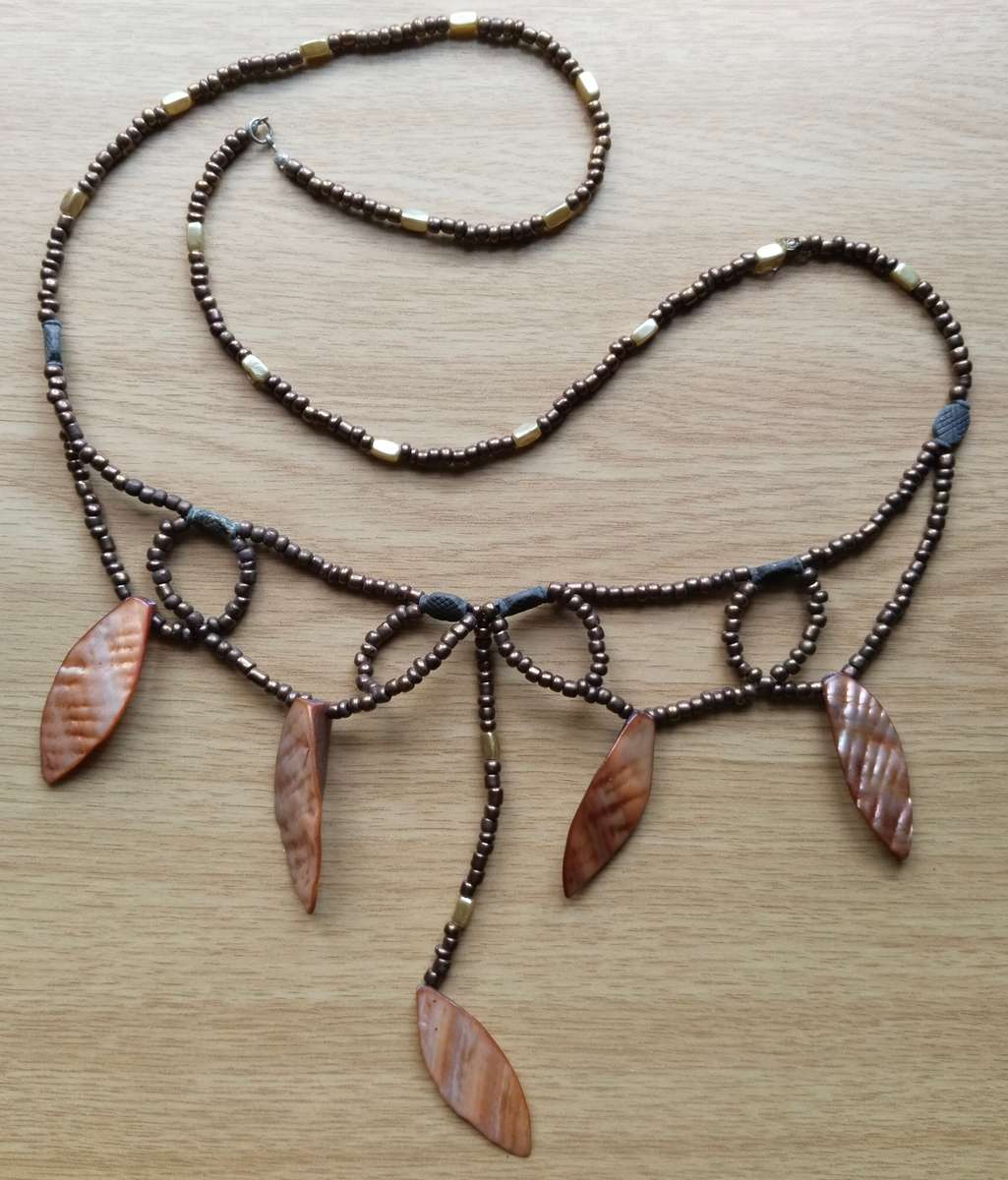 Beautiful vintage style ladies necklace. 530 mm long.