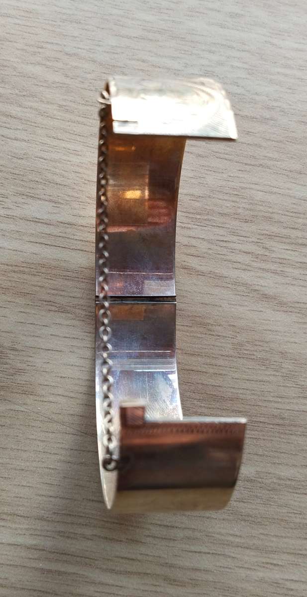 Beautiful 9ct gold metal core engraved ladies bracelet. 20mm thick.