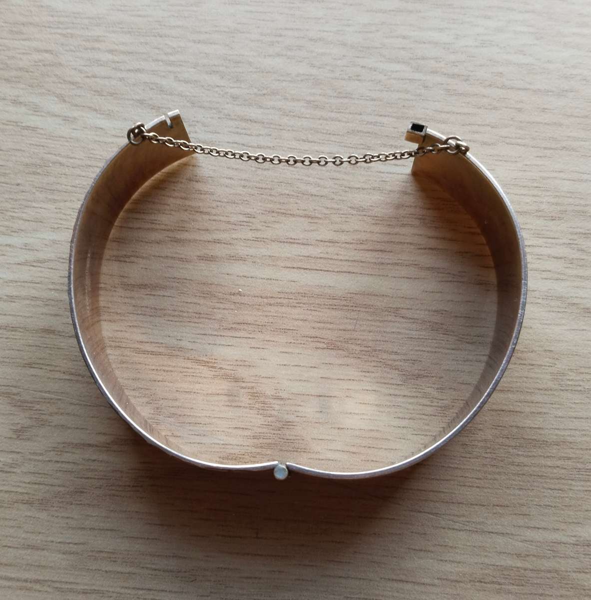 Beautiful 9ct gold metal core engraved ladies bracelet. 20mm thick.
