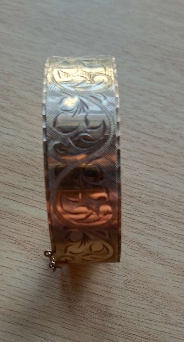 Beautiful 9ct gold metal core engraved ladies bracelet. 20mm thick.