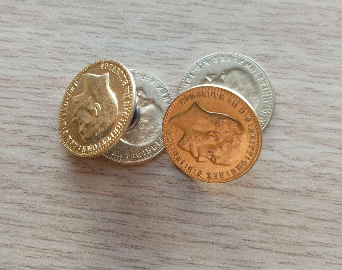 Collection of 2 old Gold coloured cufflinks.