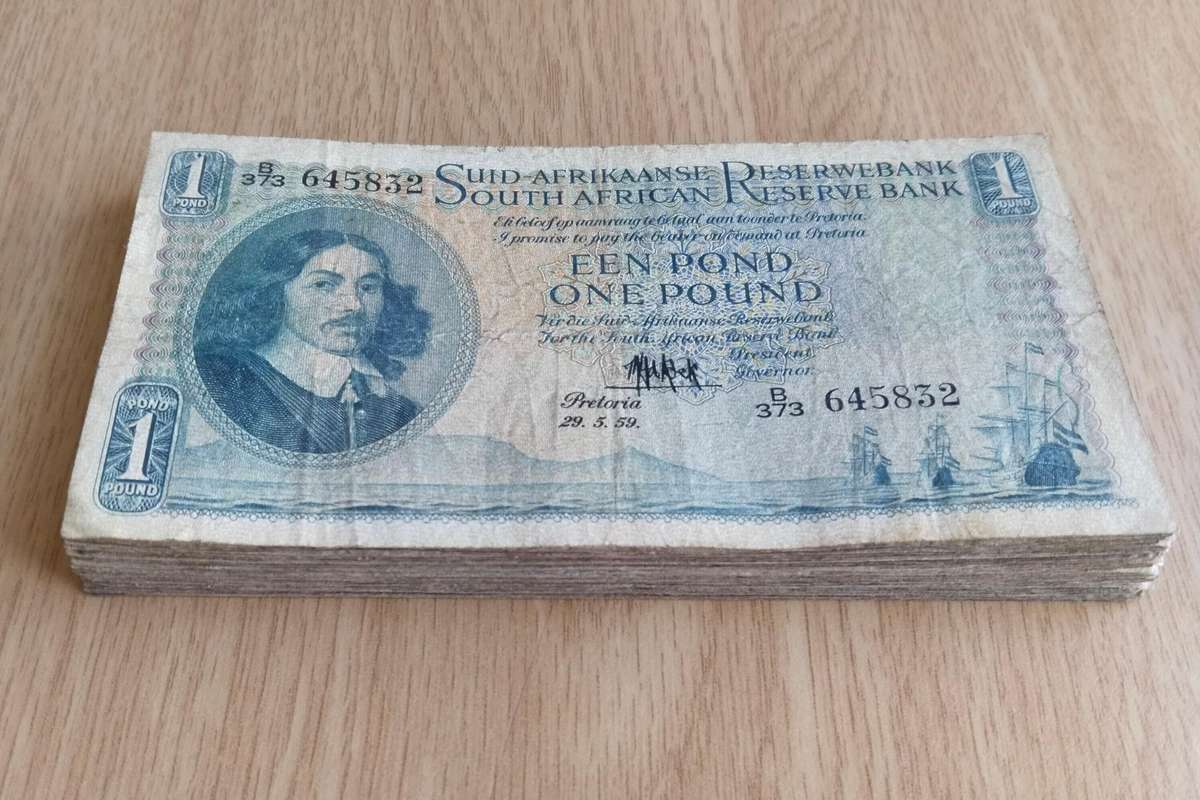 South Africa M.H. de Kock collection of 39 Old One Pound Bank Notes. One bid takes all.