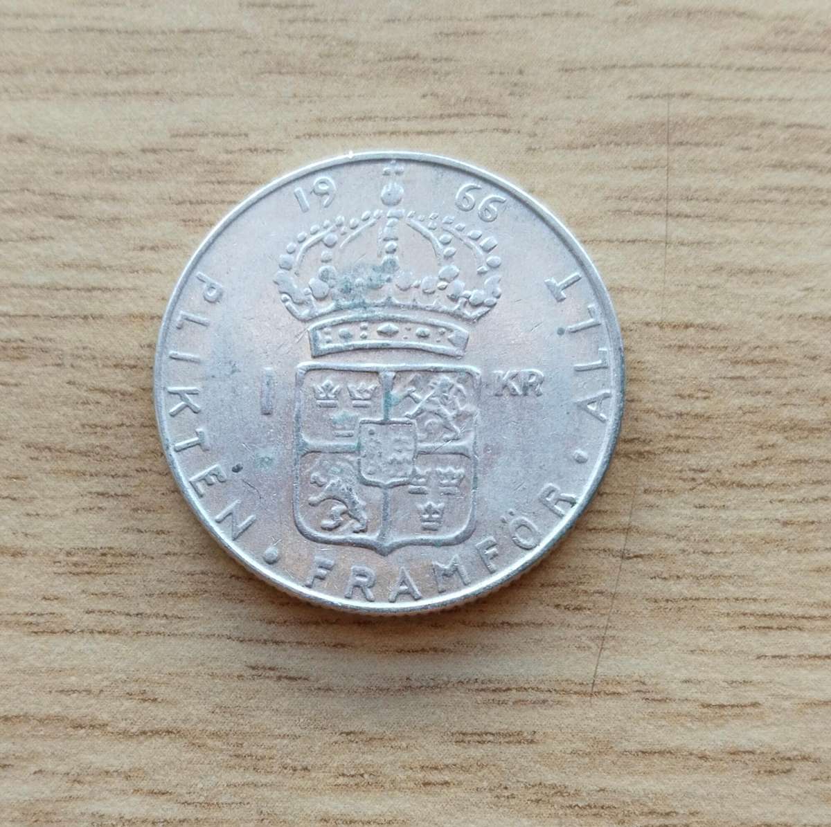 Sweden 1966 Silver 1 Kronor. 40% Silver. 7 grams.