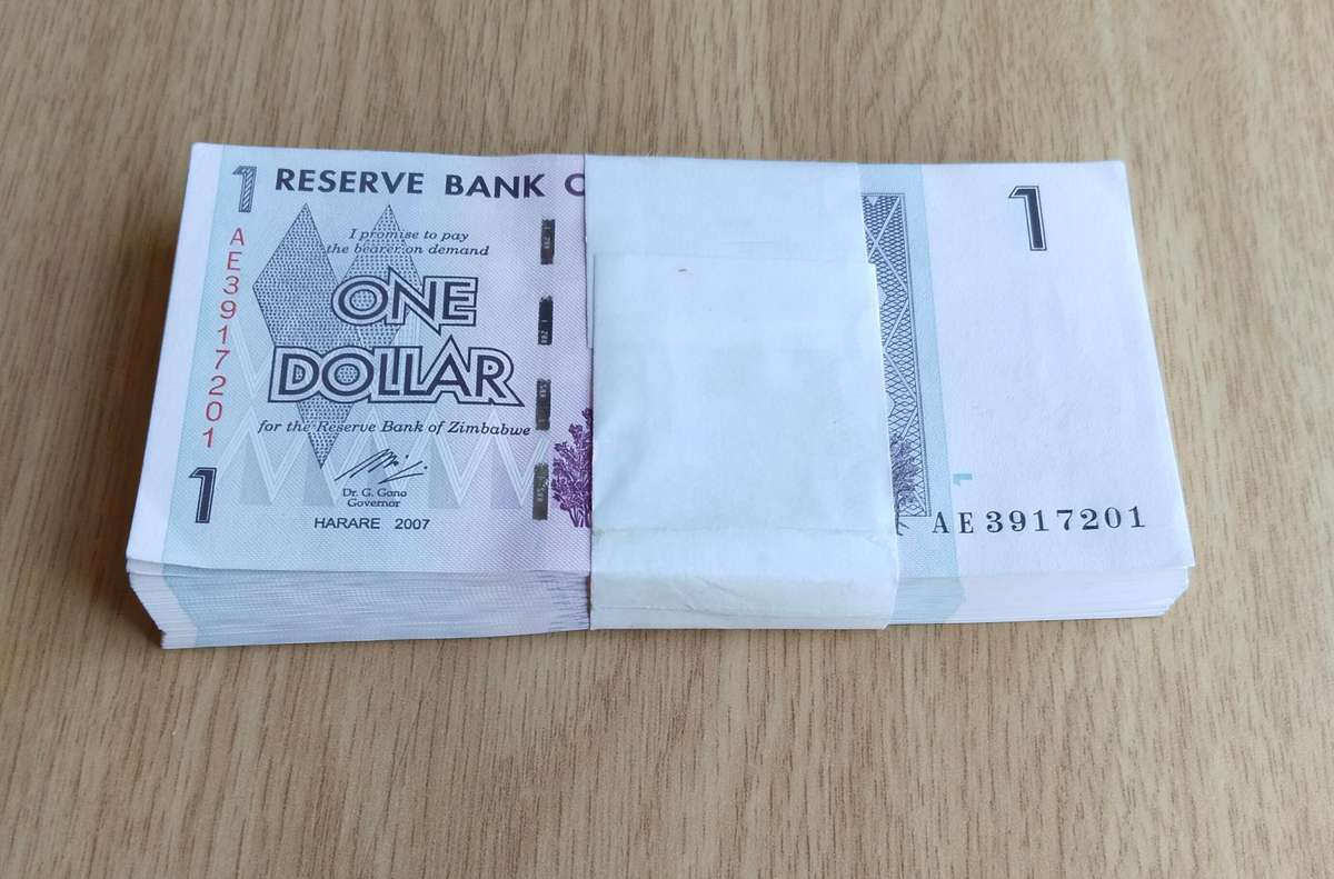 Zimbabwe 100 Consecutive number One Dollar Bank Notes. Full Pack. (7201-7300)