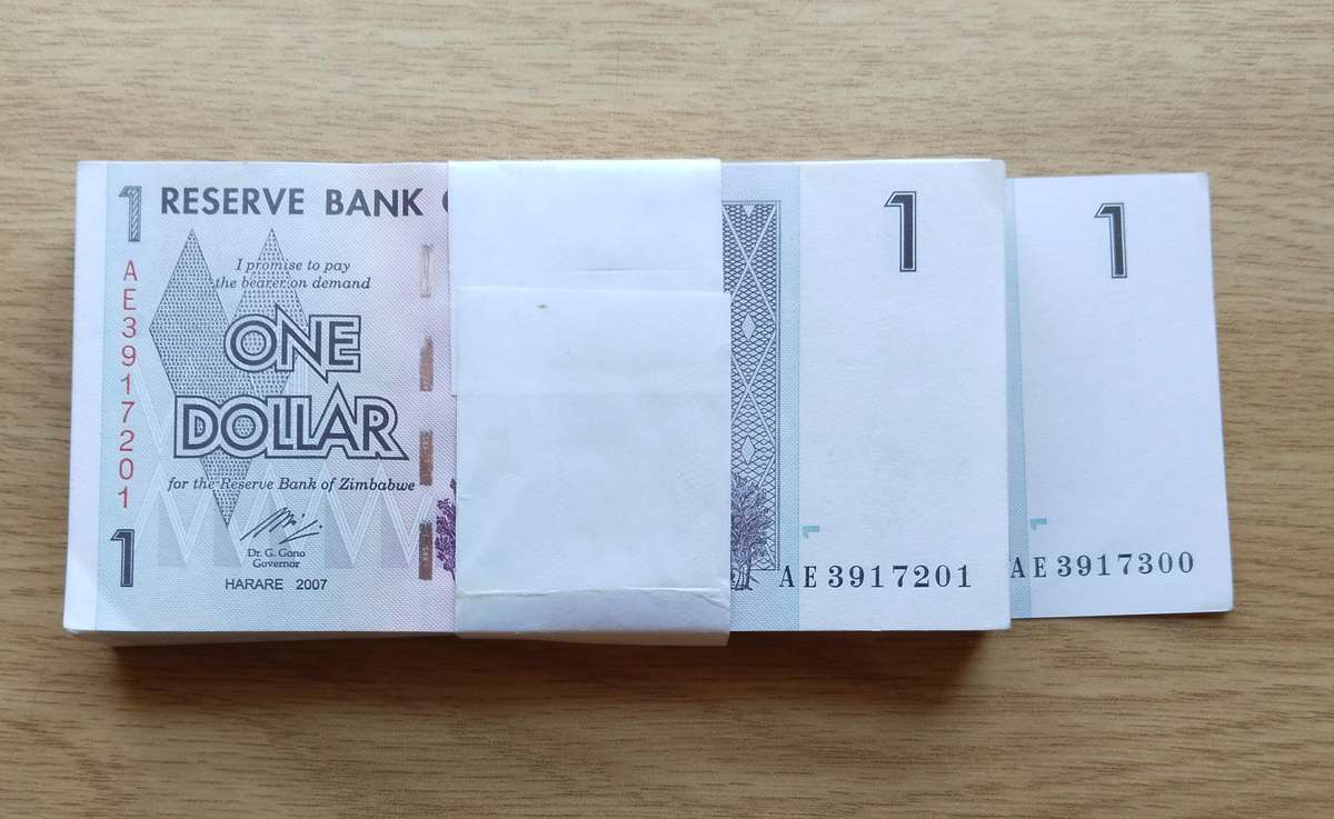 Zimbabwe 100 Consecutive number One Dollar Bank Notes. Full Pack. (7201-7300)