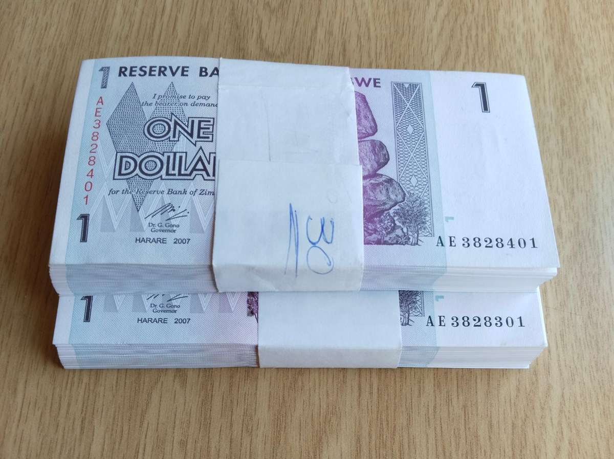 Zimbabwe 400 consecutive number one dollar Bank Notes. (2 full packs) 8301-8500