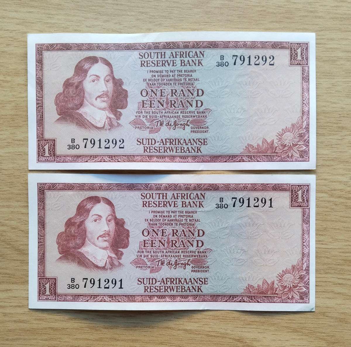 South Africa de Jongh 2 consecutive number R2 Bank Notes. (291-292)