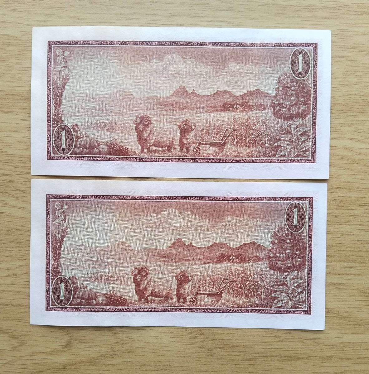South African de Jongh Collection of 2 Consecutive number R1 Bank Notes. (753-754)
