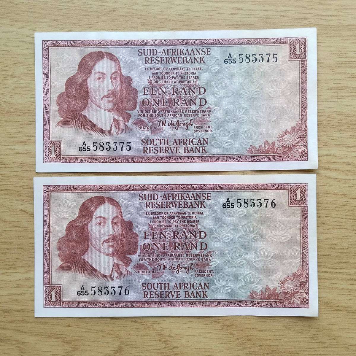 South African de Jongh Collection of 2 Consecutive number R1 Bank Notes. (375-376)