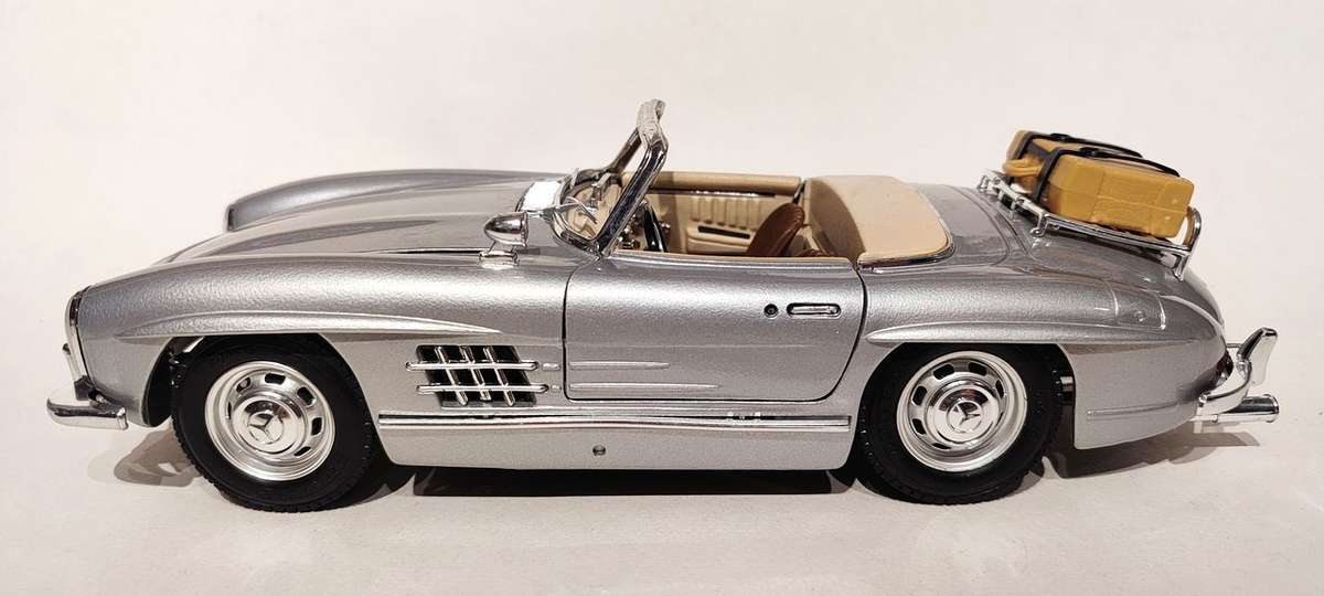 **Pre-Loved/No Box** 1/18 Bburago Mercedes Benz 300 SL Touring - Silver (Missing Windscreen)