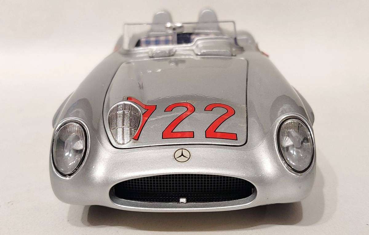 *Pre-Loved/No Box* 1/18 Bburago Mercedes-Benz 300 SLR Silver