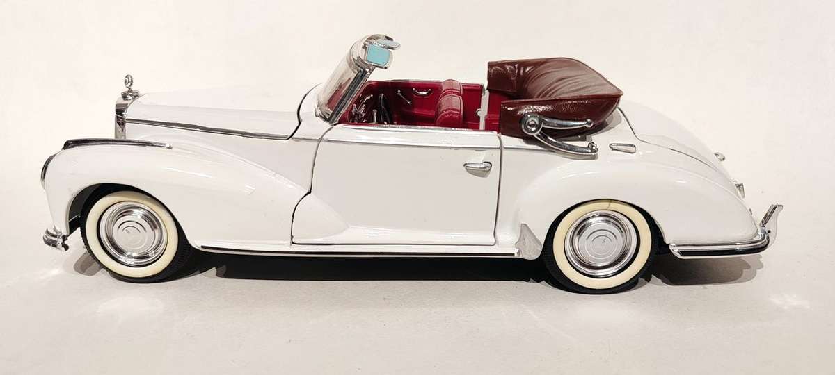 **Pre-Loved/No Box** 1/18 Maisto Mercedes Benz 300S 1955 - White