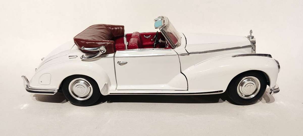 **Pre-Loved/No Box** 1/18 Maisto Mercedes Benz 300S 1955 - White