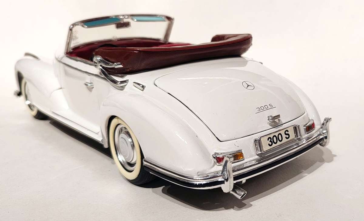 **Pre-Loved/No Box** 1/18 Maisto Mercedes Benz 300S 1955 - White