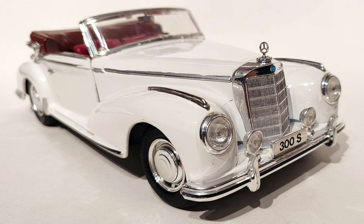 **Pre-Loved/No Box** 1/18 Maisto Mercedes Benz 300S 1955 - White