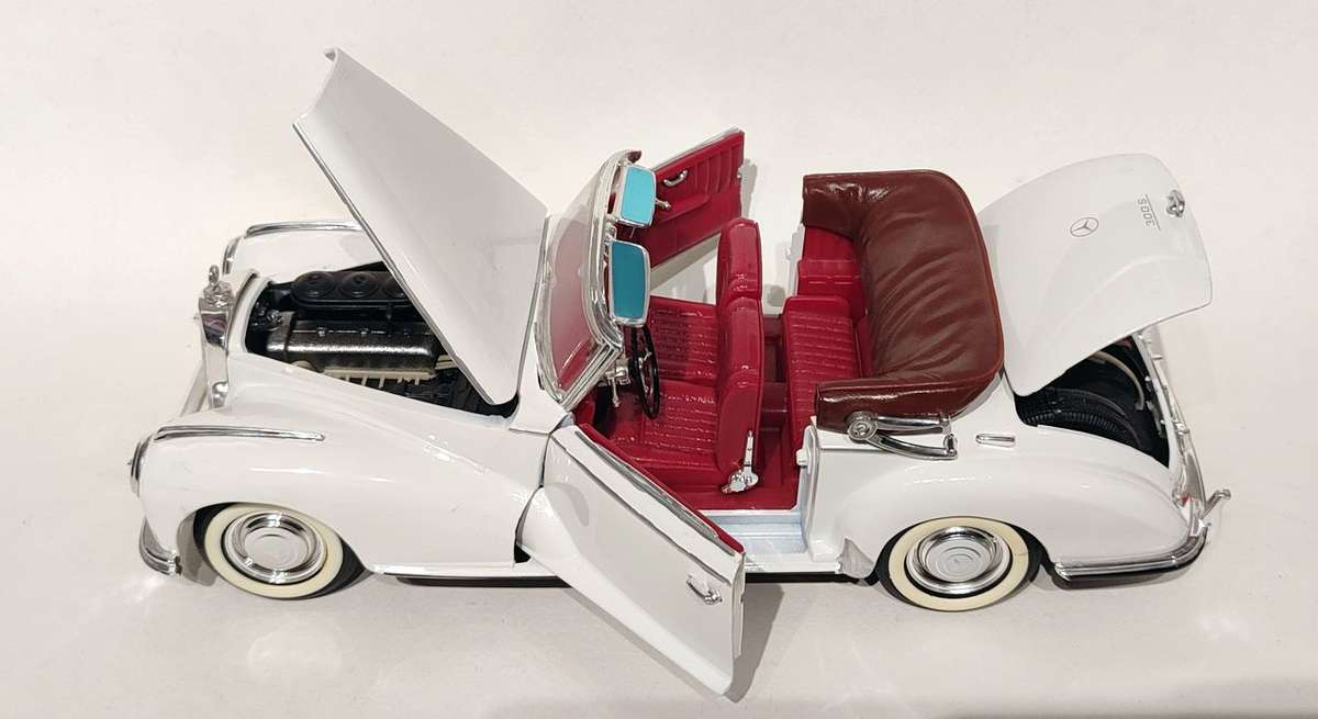 **Pre-Loved/No Box** 1/18 Maisto Mercedes Benz 300S 1955 - White