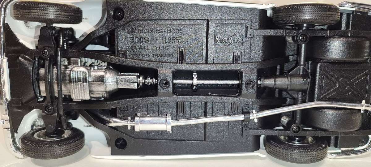 **Pre-Loved/No Box** 1/18 Maisto Mercedes Benz 300S 1955 - White