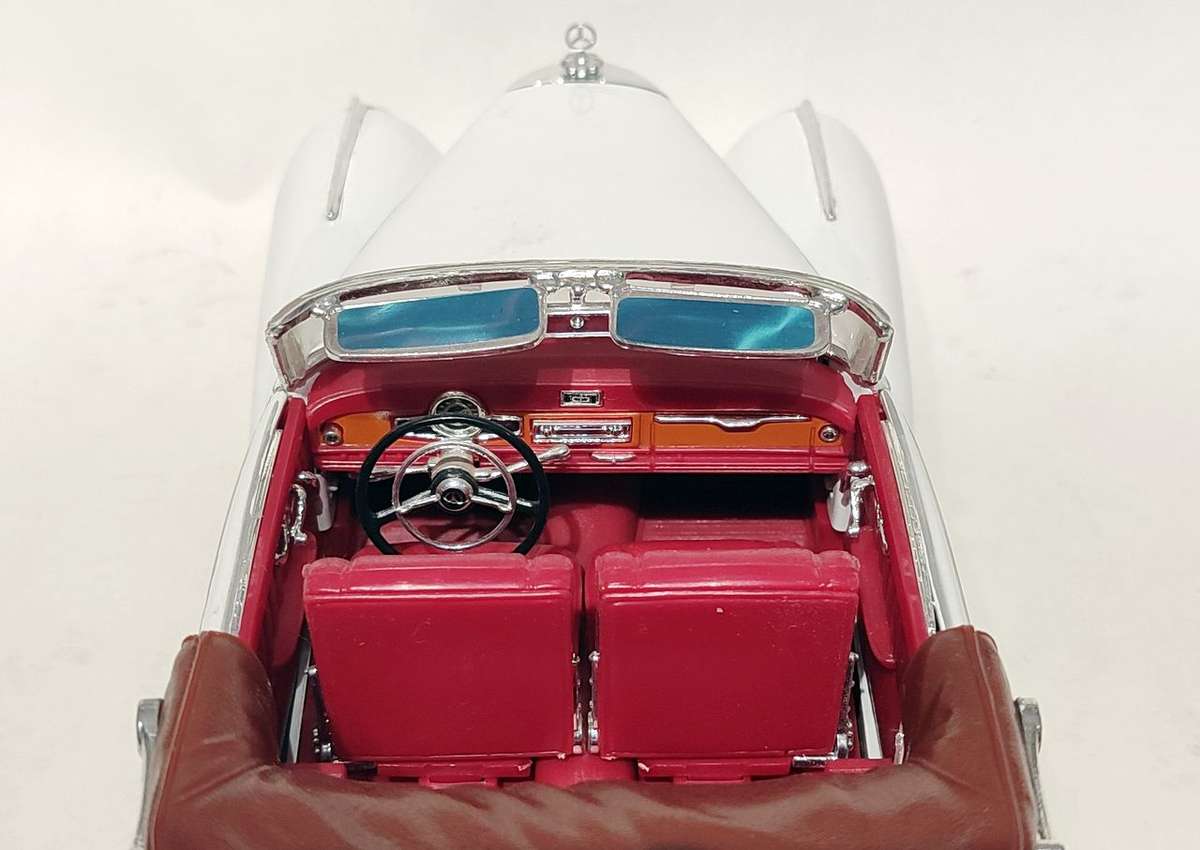 **Pre-Loved/No Box** 1/18 Maisto Mercedes Benz 300S 1955 - White