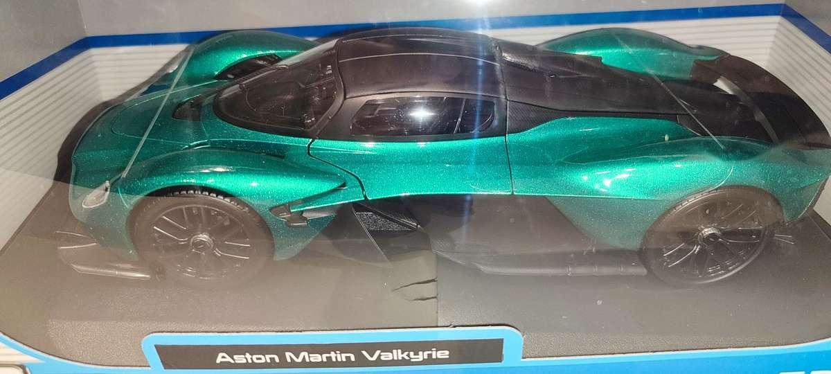 **NEW** 1/18 Maisto SE Aston Martin Valkyrie Green (31465)