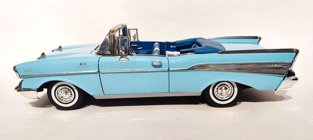 **Pre-Loved/No Box** 1/18 Motor Max 1957 Chevy Bel Air - Blue (73175)