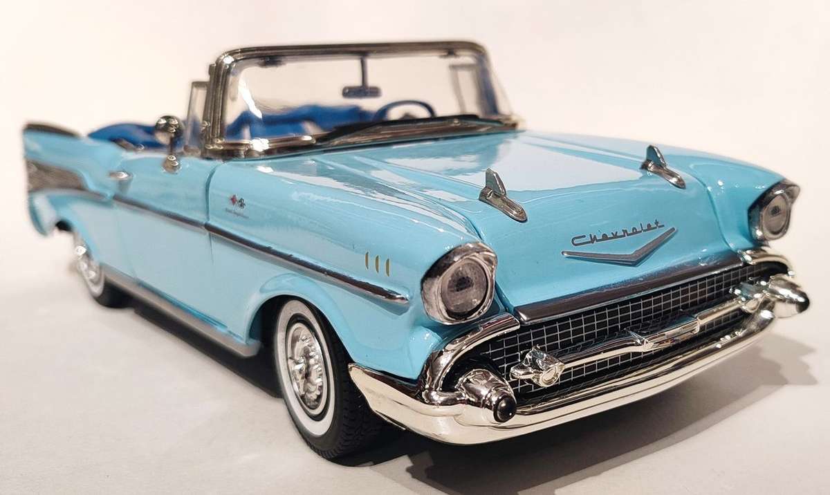 **Pre-Loved/No Box** 1/18 Motor Max 1957 Chevy Bel Air - Blue (73175)