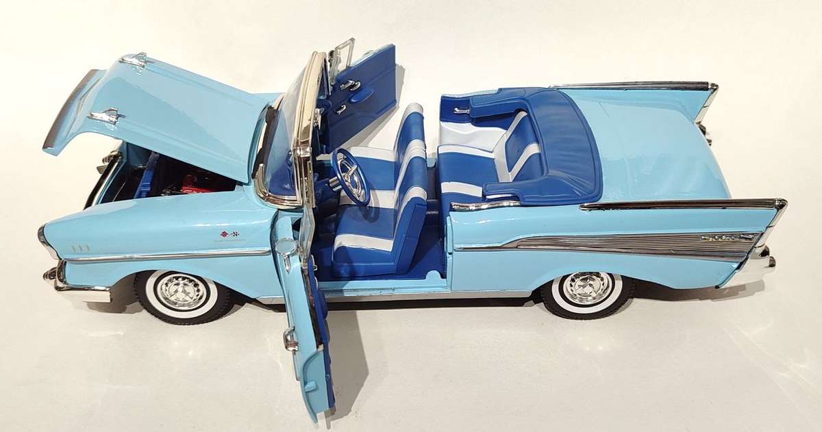 **Pre-Loved/No Box** 1/18 Motor Max 1957 Chevy Bel Air - Blue (73175)