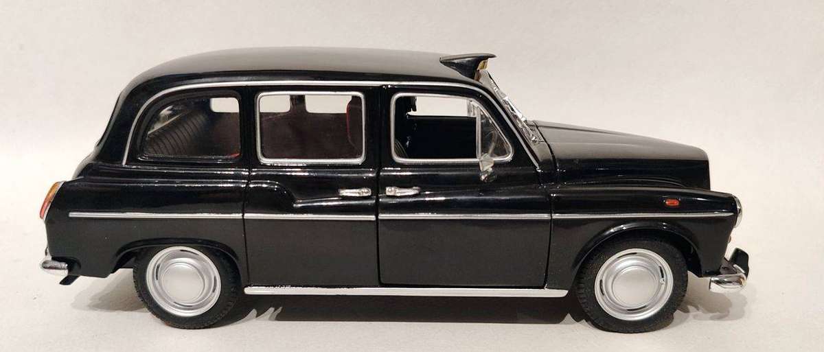 *PRE-LOVED* 1/24 Welly Austin FX4 London Taxi (22450) Black