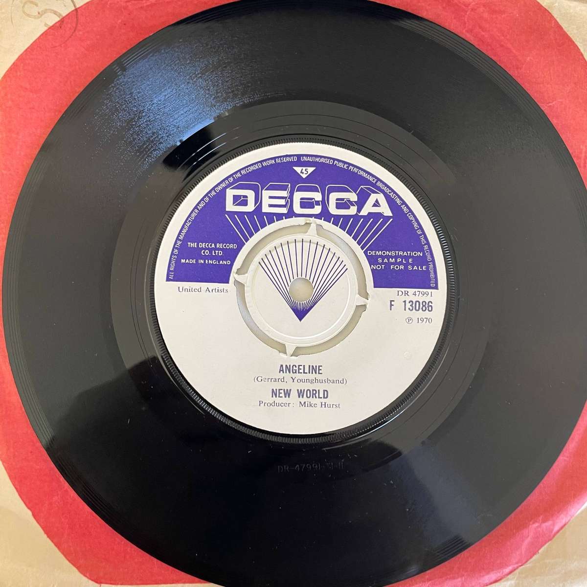 NEW WORLD-7 Inch Single-SOMETHING'S WRONG/ANGELINE