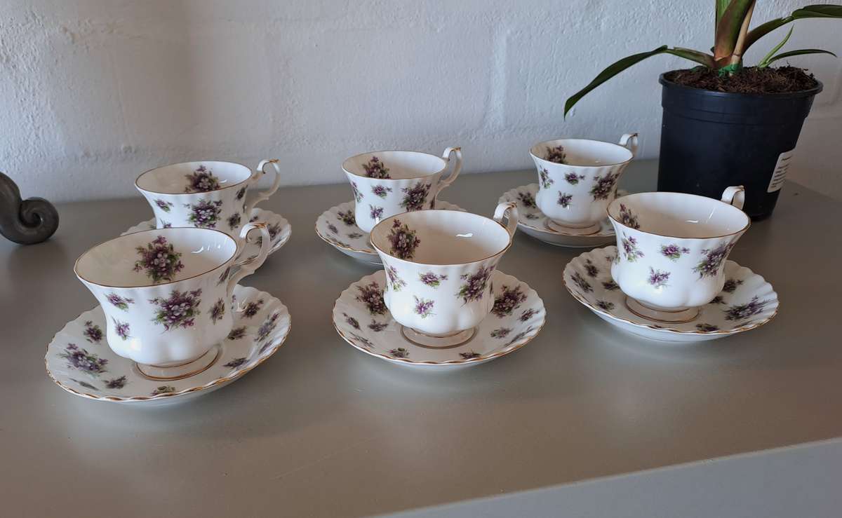 6 x ROYAL ALBERT SWEET VIOLETS TEACUPS AND SAUCERS *FLAWLESS CONDITION*