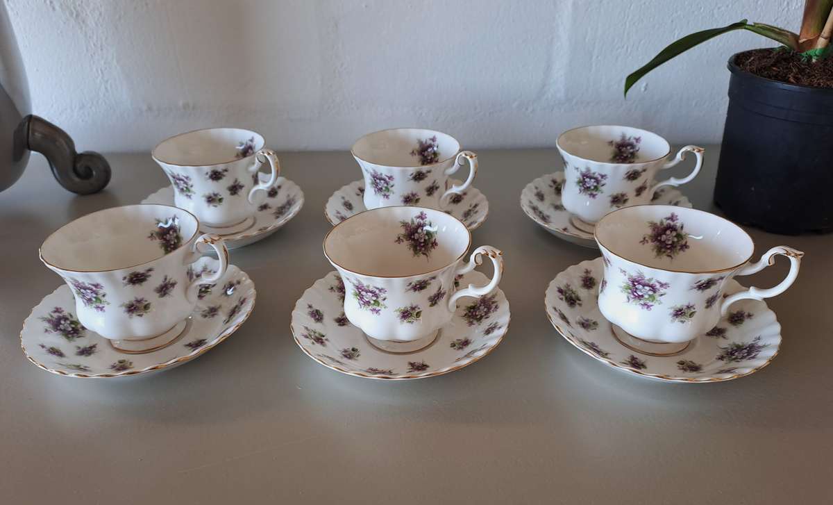 6 x ROYAL ALBERT SWEET VIOLETS TEACUPS AND SAUCERS *FLAWLESS CONDITION*