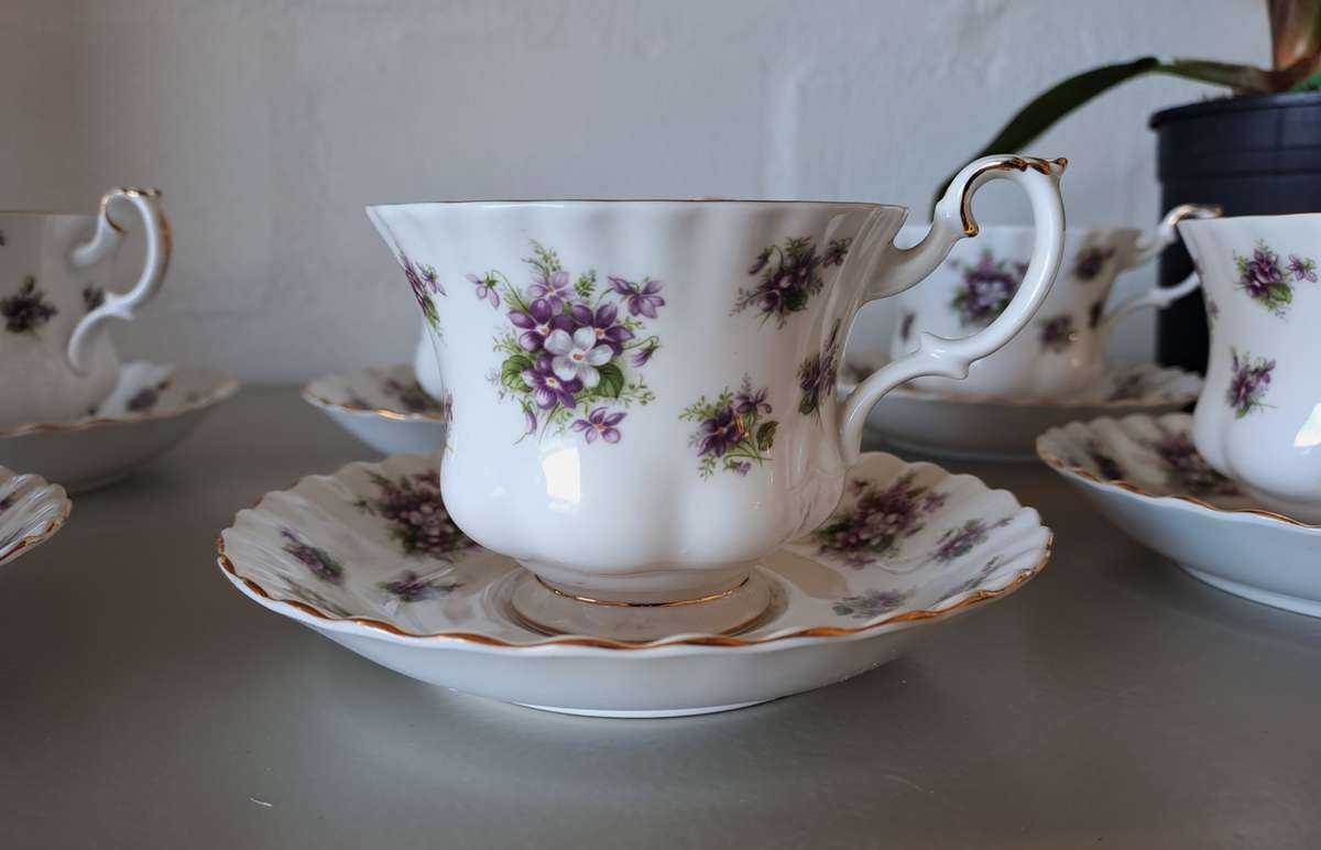6 x ROYAL ALBERT SWEET VIOLETS TEACUPS AND SAUCERS *FLAWLESS CONDITION*