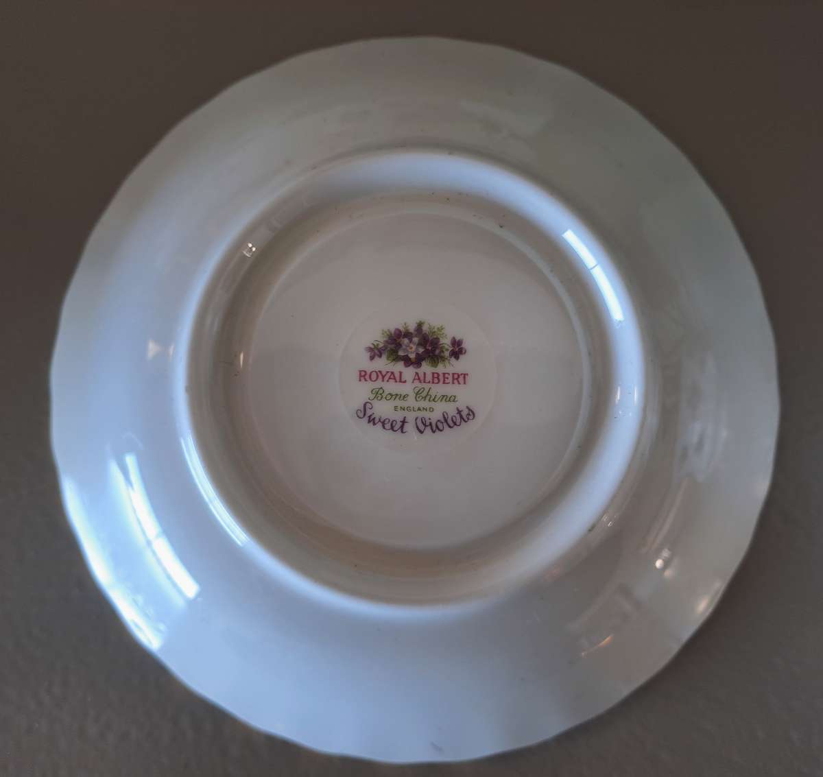 6 x ROYAL ALBERT SWEET VIOLETS TEACUPS AND SAUCERS *FLAWLESS CONDITION*