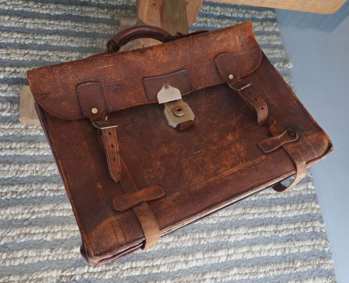 Vintage Leather Satchel Bag!