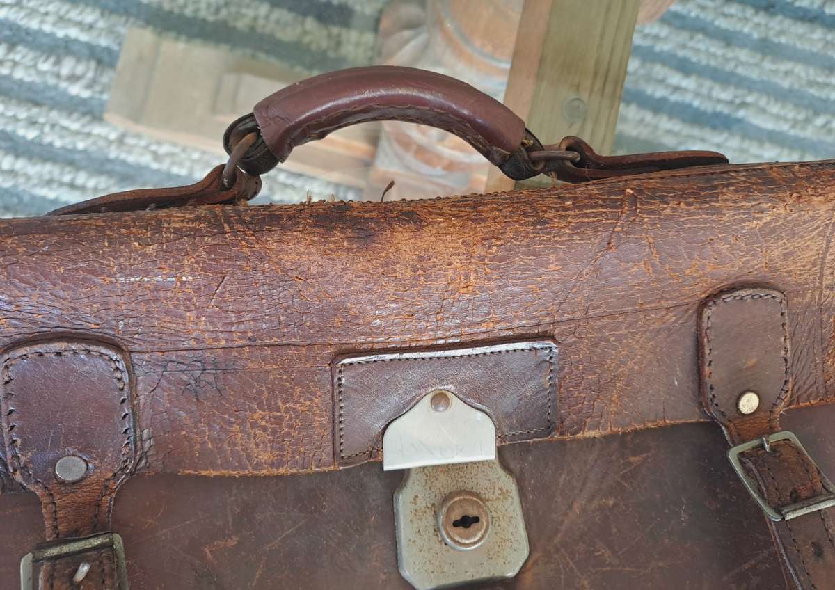 Vintage Leather Satchel Bag!