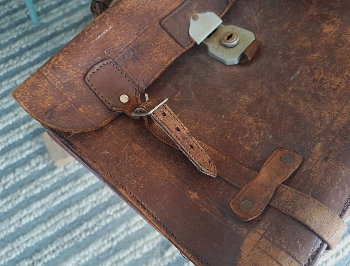 Vintage Leather Satchel Bag!