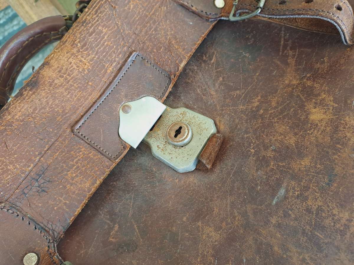 Vintage Leather Satchel Bag!