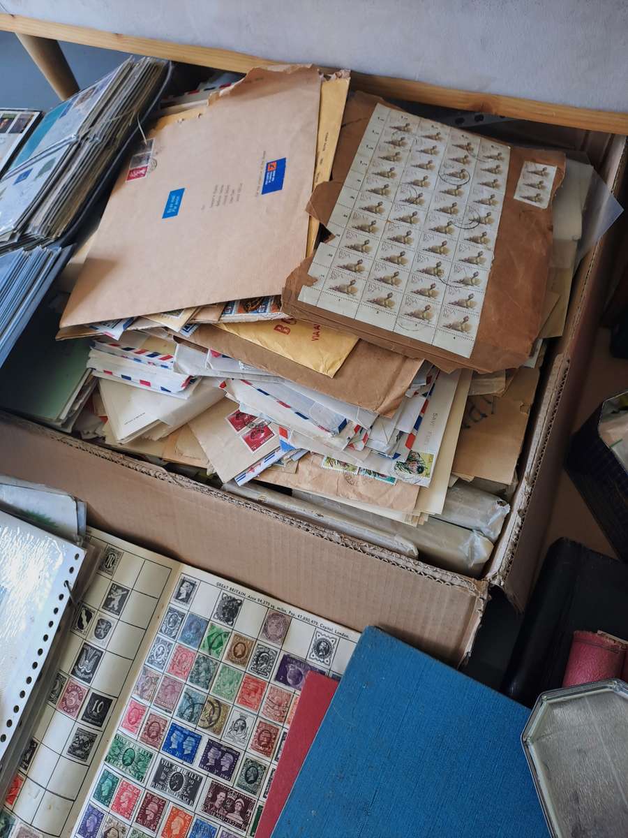 MASSIVE LIFETIME STAMP COLLECTION *10000+ WORLD STAMPS* *25 ALBUMS*