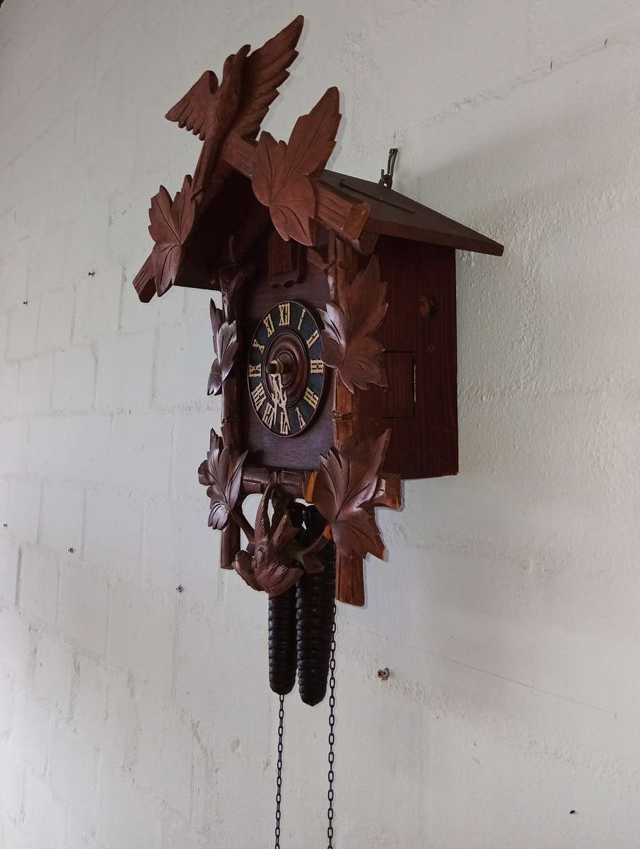 LARGE VINTAGE ORIGINAL COMPLETE BAVARIAN CUCKOO CLOCK!