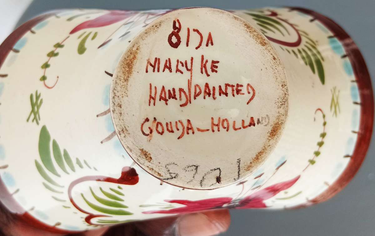 SMALL GOUDA CERAMIC HAND-PAINTED BASKET