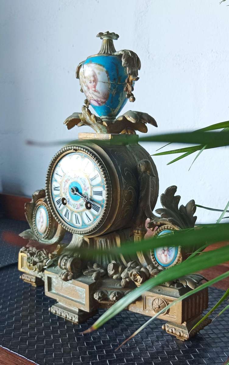 19th  CENTURY ANTIQUE FRENCH CLOCK,PORCELAIN AND BRASS *HIGHLY COLLECTABLE* *DAMAGED*