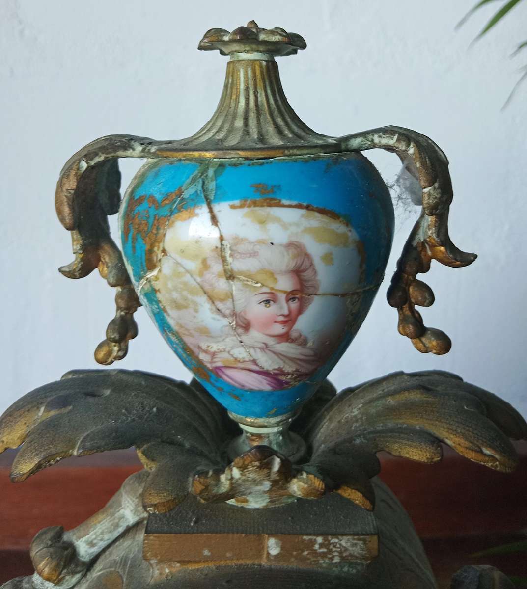 19th  CENTURY ANTIQUE FRENCH CLOCK,PORCELAIN AND BRASS *HIGHLY COLLECTABLE* *DAMAGED*