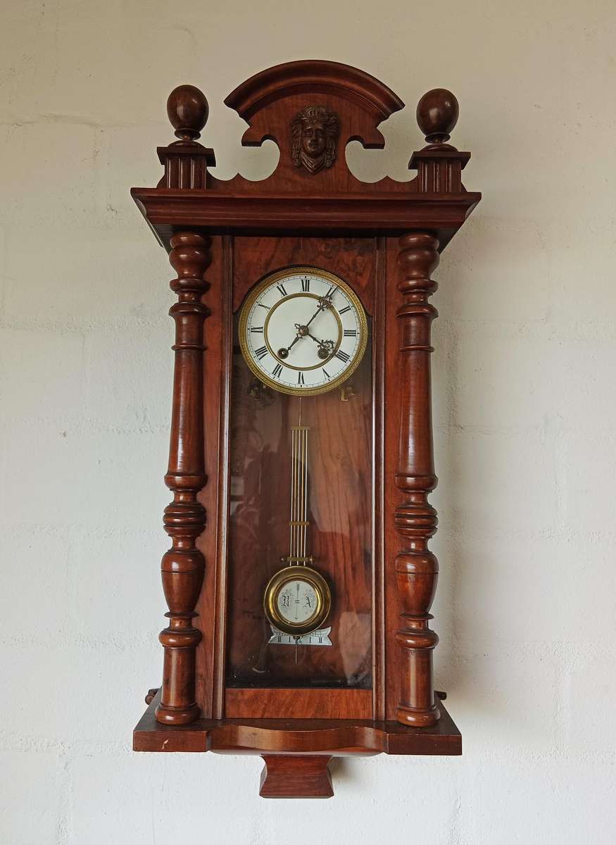 BEAUTIFUL VINTAGE WALNUT  WALL CLOCK
